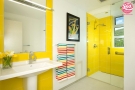 Thiết kế spa cho phòng tắm với sắc vàng