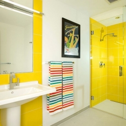 Thiết kế spa cho phòng tắm với sắc vàng